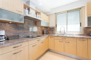 Een koelkast, een microgolfoven, een oven, een vaatwasser