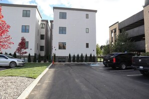Property grounds - Stunning Downtown Condo: Capri 106 (Traverse City)