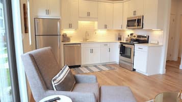 Een koelkast, een microgolfoven, een oven, een kookplaat