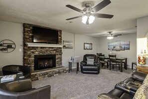 Una Smart TV, una chimenea, un reproductor de DVD