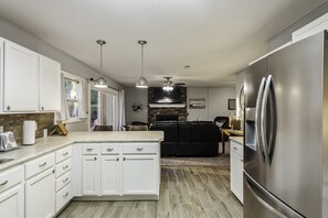 Frigorífico, microondas, horno y placa de cocina