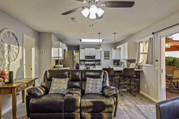 Smart TV, fireplace, DVD player, table tennis