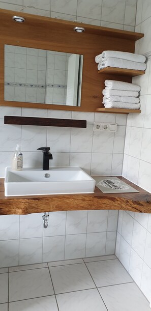 Bathtub, hair dryer, towels, soap - Apartment in the local recreation area right on the edge of the forest (Stolberg-Vicht)