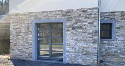 Asunto paikallisella virkistysalueella aivan metsän laidalla