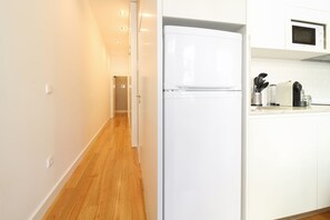 Fridge, microwave, oven, stovetop - MODERN APARTMENT AND VERY WELL LOCATED (Porto)