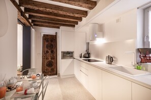 Appartement Luxe, 2 chambres | Cuisine privée | Grand réfrigérateur, micro-ondes, four, plaque de cuisson