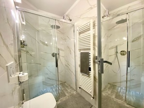 Luxury Apartment, 2 Bedrooms | Bathroom | Shower, rainfall showerhead, free toiletries, hair dryer