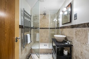 Apartment, Ground Floor | Bathroom | Combined shower/bathtub, hair dryer, towels, soap - Lancaster Apartments (London)
