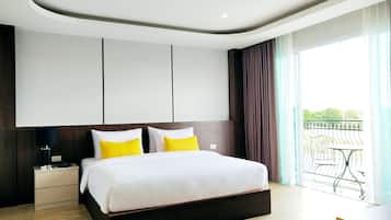 Decoración personalizada, escritorio y espacio para trabajar con laptop