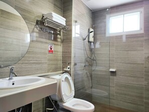 Chuveiro, produtos de toalete grátis, secador de cabelo 