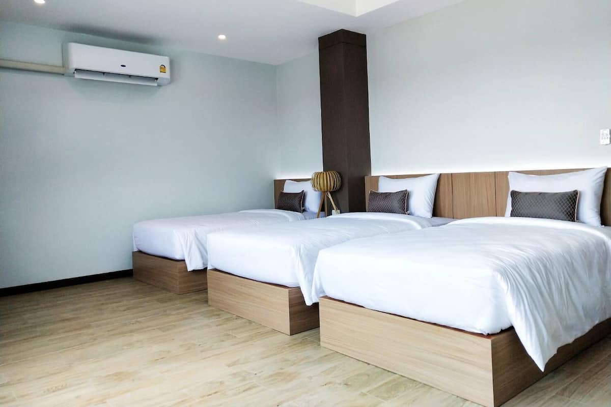 Phòng 3 Deluxe | Trang trí khác biệt, bàn, khu vực làm việc phù hợp cho laptop
