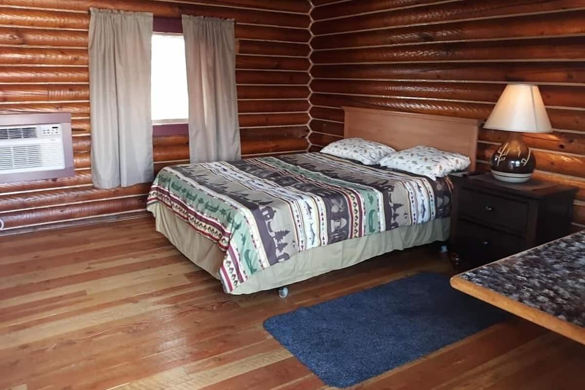 Room, 1 Queen Bed | Free WiFi, bed sheets