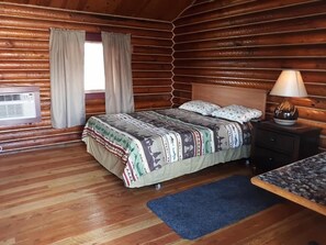 Room, 1 Queen Bed | Free WiFi, bed sheets