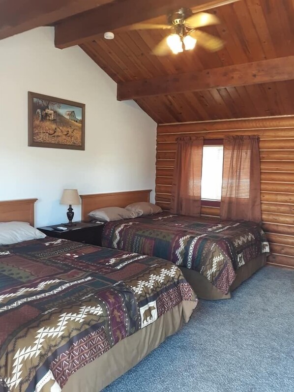 Huone, 2 keskisuurta parisänkyä | Ilmainen Wi-Fi, vuodevaatteet