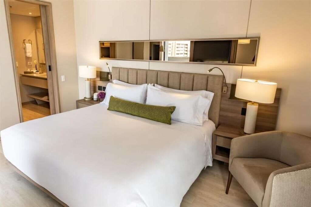 高級客房, 1 張特大雙人床 | 埃及棉床單、高級寢具、羽絨被、Tempur-Pedic 床墊