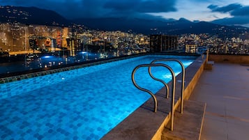 Una piscina techada, una piscina al aire libre