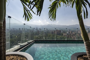 Una piscina cubierta, una piscina al aire libre, tumbonas