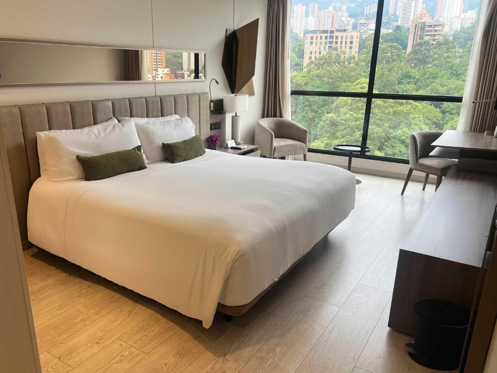 客房, 1 張特大雙人床 (Emerald) | 埃及棉床單、高級寢具、羽絨被、Tempur-Pedic 床墊