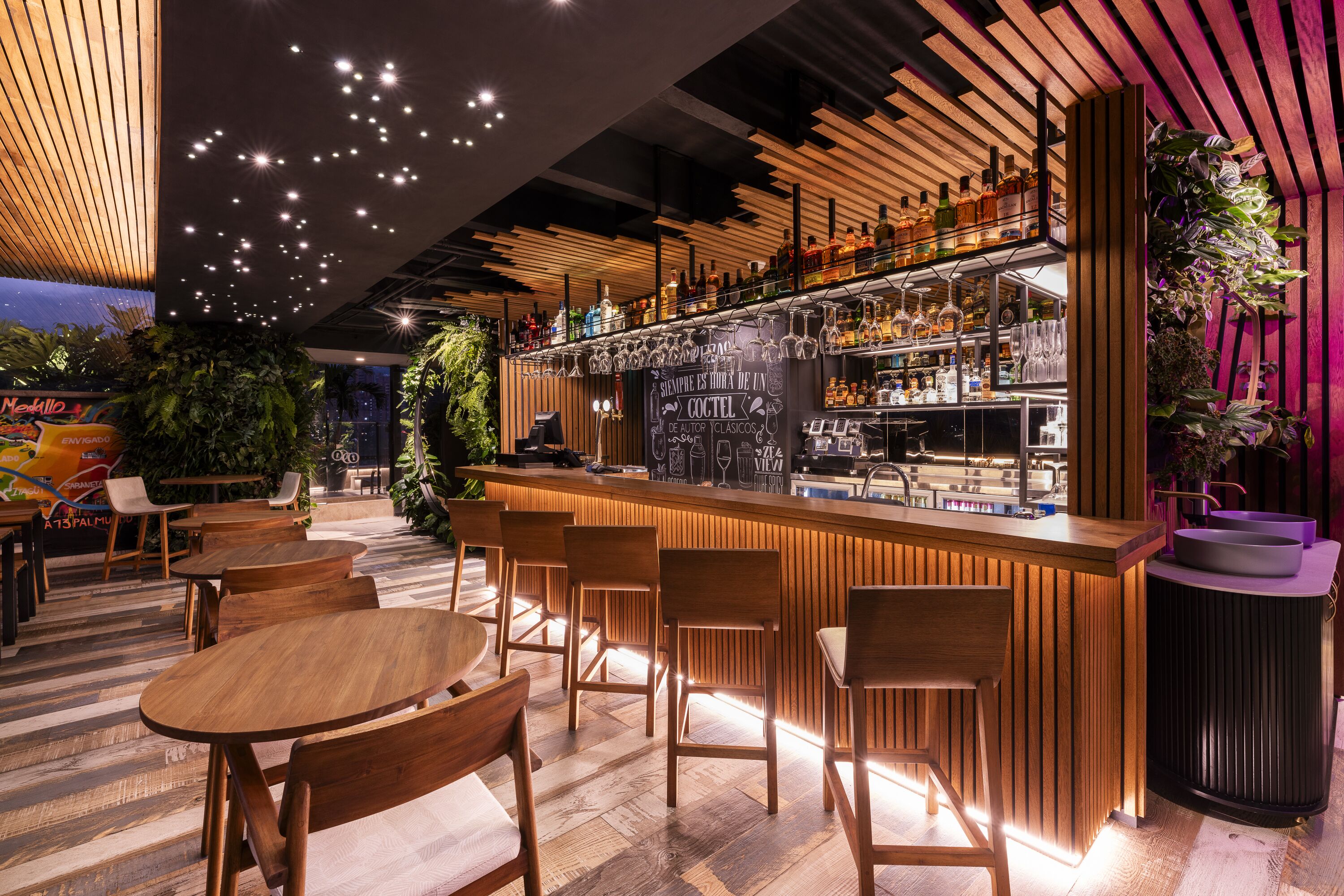 Uma área de bar com mobiliário de madeira e balcão.