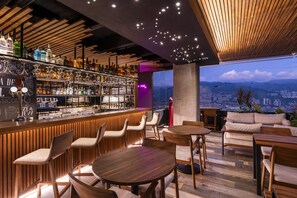 Rooftop terrace - York Medellin, Curio Collection by Hilton (Medellín)
