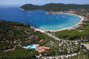 Una spiaggia nelle vicinanze
