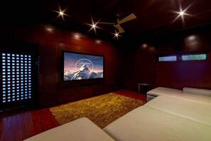 8 bedrooms, laptop workspace, bed sheets