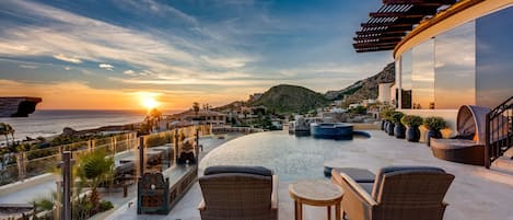 Una piscina con borde infinito