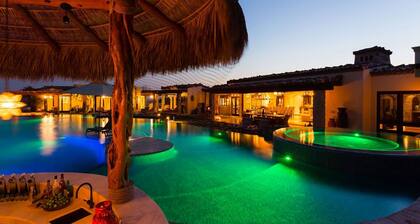 Beautiful Holiday Villa in a Prime Location in Cabo San Lucas 1007