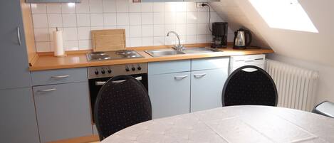 Microonde, forno, lavastoviglie, seggiolone