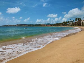 Playa en los alrededores, camastros y toallas de playa 