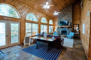 Smart-TV, peis og DVD-spiller