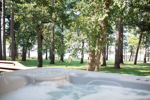 Outdoor spa tub - *Waterfront* charming cabin w/ private boat dock (Bullard)