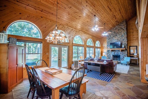 *Waterfront* charming cabin w/ private boat dock
