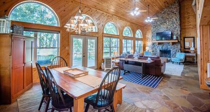*Waterfront* charming cabin w/ private boat dock