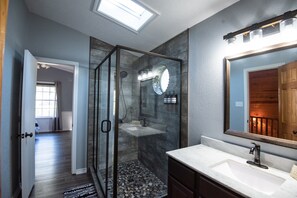 Combined shower/bathtub, hair dryer, towels - *Waterfront* charming cabin w/ private boat dock (Bullard)