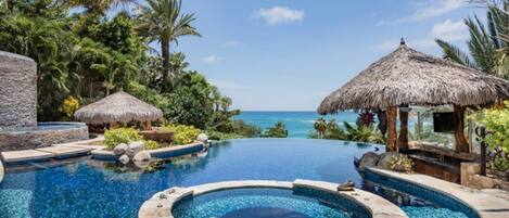 Una piscina al aire libre, una piscina climatizada