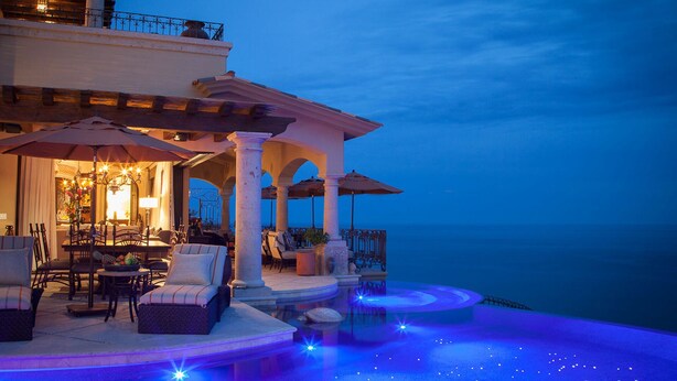 Ein luxuriöser Außenbereich mit Pool, ausgestattet mit Essbereich und bequemen Sitzgelegenheiten.