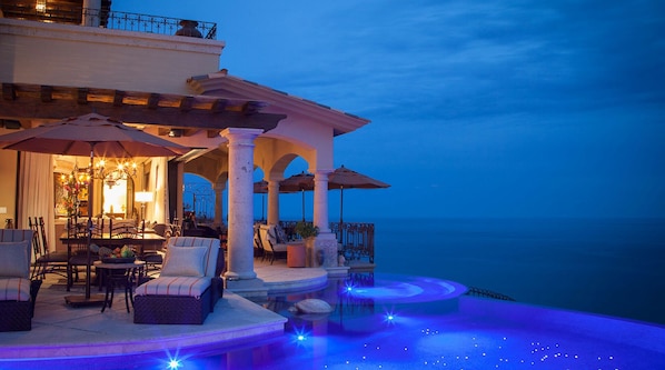 An infinity pool - Rent Your Dream Holiday Villa With Private Pool on the Exclusive Villas Del Mar, San Jose Del Cabo 1036 (San José del Cabo)