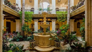 A courtyard with a central fountain, surrounded by lush tropical plants and columns. - Luxury Holiday Villa near Main Attractions, San Jose del Cabo Villa 1019 (San José del Cabo)