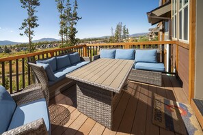 Property grounds - Mountain View Condo w/ Deck + Fireplace (Fraser)