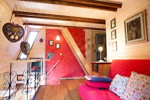 Chalet de diseñador (Alpinka 1) | Área de sala de estar | Televisión de pantalla plana de 120 cm con canales vía satélite 