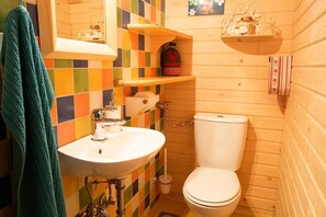 Douche, articles de toilette gratuits, sèche-cheveux, peignoirs