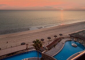 A resort with a pool, beach, and sunset view. - Sonoran Sky 708 A Wave From It All Charming Oceanfront (Puerto Peñasco)
