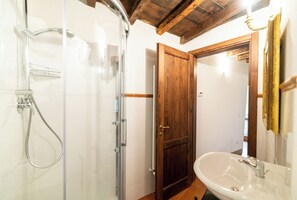 Comfort Apartment, 2 Bedrooms, Balcony, Pool View | Bathroom