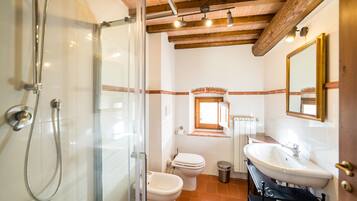 Appartamento Comfort, 2 camere da letto, balcone, vista piscina | Bagno | Doccia, soffione a pioggia, set di cortesia gratuito, asciugacapelli