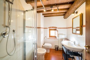 Appartamento Comfort, 2 camere da letto, balcone, vista piscina | Bagno | Doccia, soffione a pioggia, set di cortesia gratuito, asciugacapelli