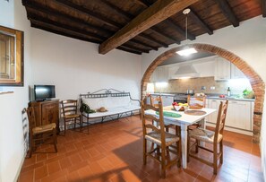 Leilighet – comfort, 2 soverom, balkong, bassengutsikt | Eget kjøkken | Kjøleskap, ovn, kokeplater og oppvaskmaskin