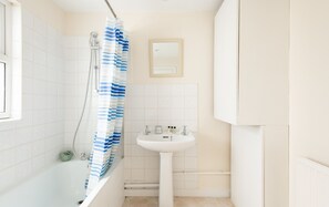 Bathroom shower - Great Percy Street Apartments (London)