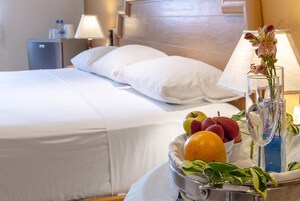 Decoración personalizada y espacio para trabajar con laptop 