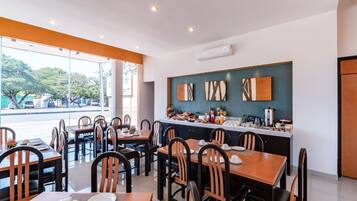 Desayuno a la carta (MXN 200.00 por persona)